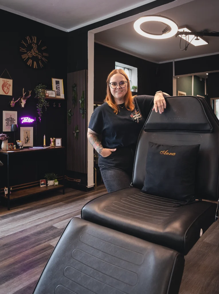Anna Fechner, angehende Tattoo-Artistin bei Skin City in Ahrensburg an ihrem Arbeitsplatz