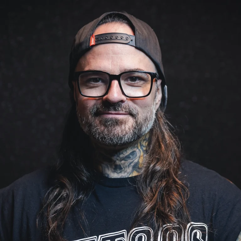 Ben Liepelt, Tattoo-Artist bei Skin City in Ahrensburg, spezialisiert auf Black Illustrative