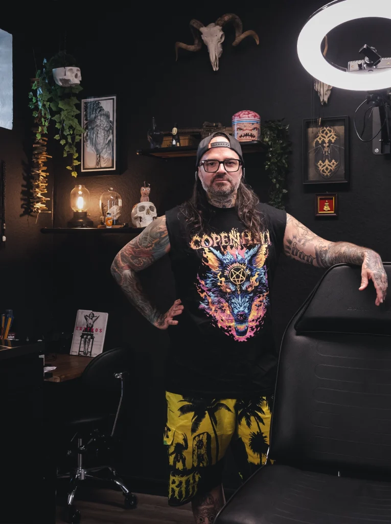 Ben Liepelt, Tattoo-Artist bei Skin City in Ahrensburg an seinem Arbeitsplatz