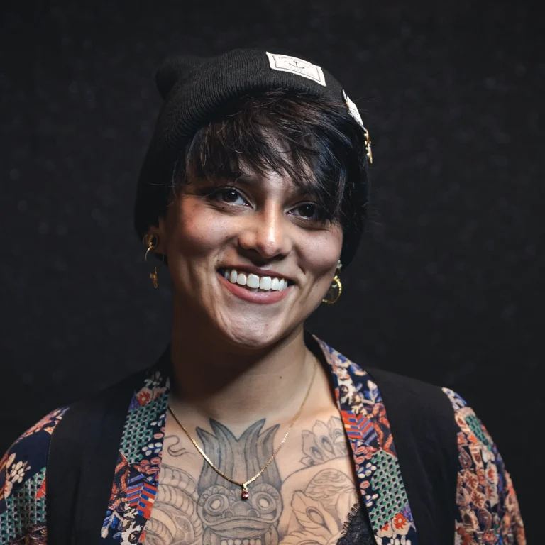 Madusha Gaudi, Tattoo-Artistin und Piercerin bei Skin City in Ahrensburg, spezialisiert auf Fineline, Ornamental und Anime