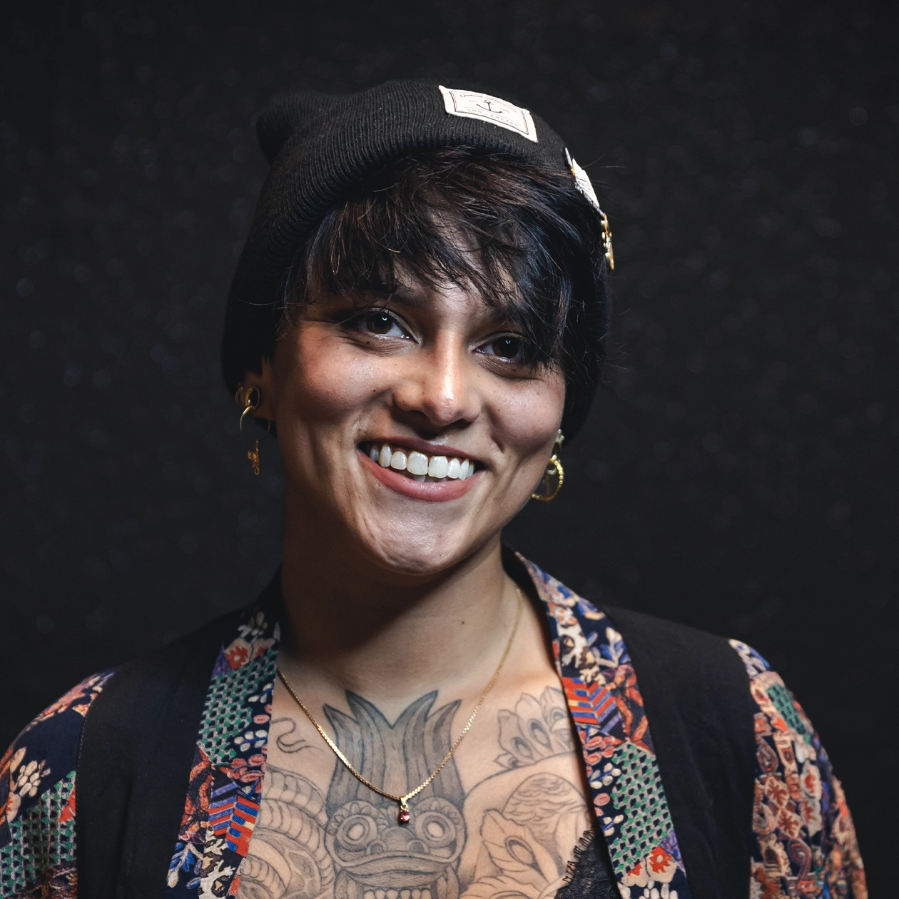 Madusha Gaudi, Tattoo-Artistin und Piercerin bei Skin City in Ahrensburg, spezialisiert auf Fineline, Ornamental und Anime