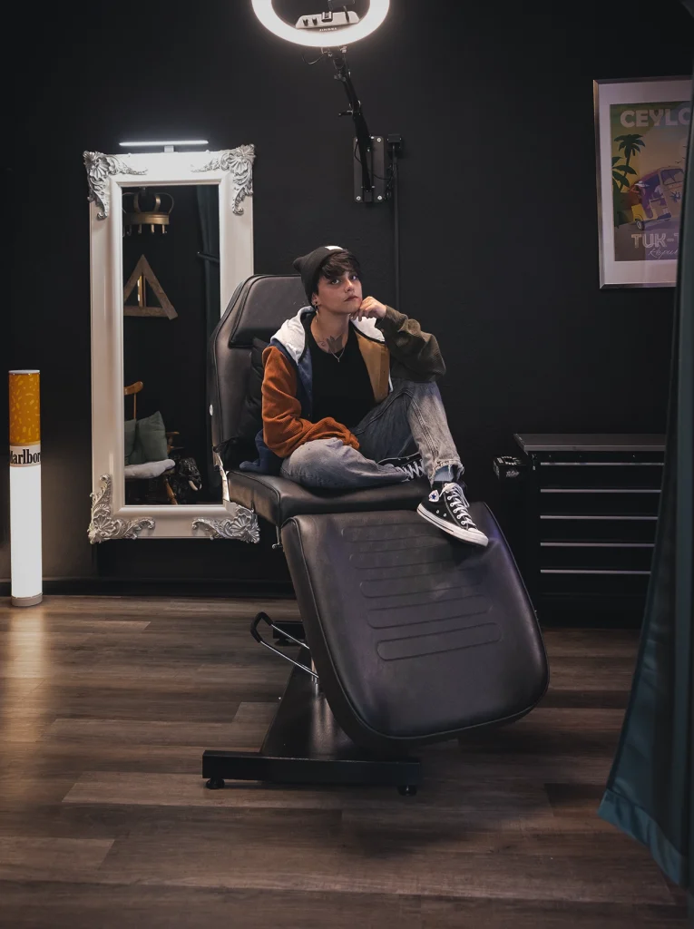 Madusha Gaudi, Tattoo-Artistin und Piercerin bei Skin City in Ahrensburg an ihrem Arbeitsplatz