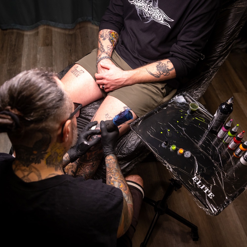 Bequeme Kleidung während einer Tattoo-Session bei Skin City